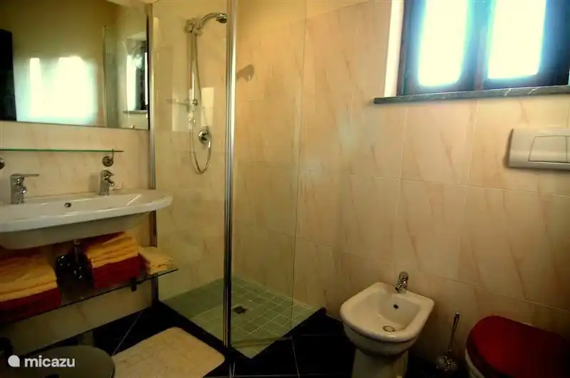 Das Badezimmer im Erdgeschoss mit doppeltem Waschbecken, WC, Bidet und Dusche