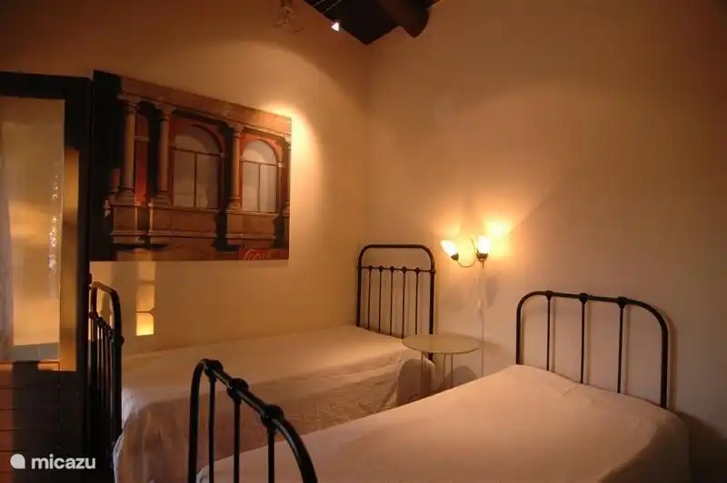 Das Schlafzimmer im Erdgeschoss mit Türen zur Terrasse und Portico.