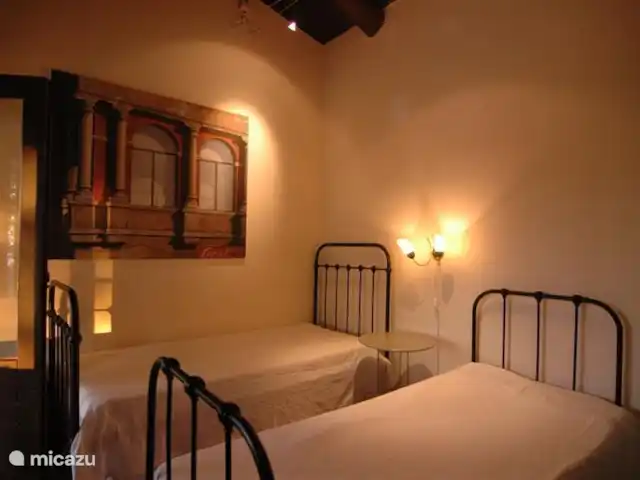 Valle degli Olivi | Italie, Campanie, Roccagloriosa - villa la chambre au rez-de-chaussée avec portes-fenêtres donnant sur la terrasse et le portique.