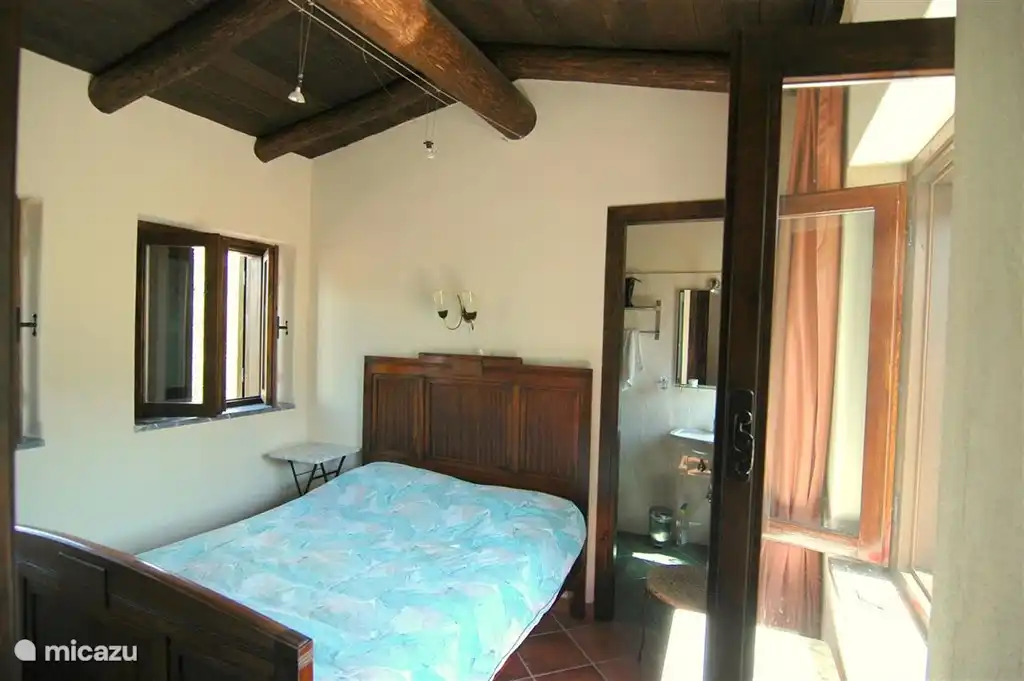 Das Schlafzimmer im ersten Stock mit eigenem Bad.