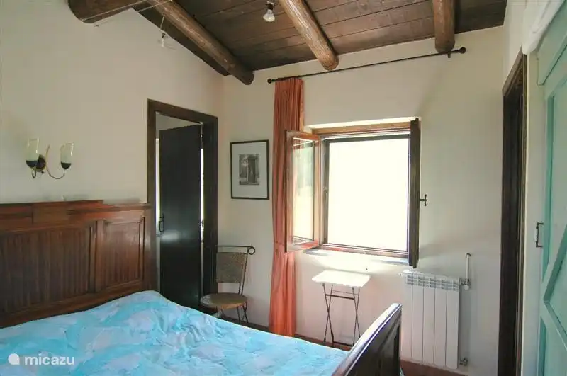 Das Schlafzimmer in der ersten Etage mit eigenem Bad