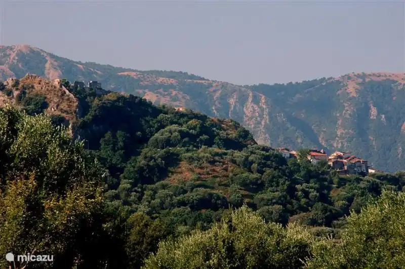 Blick vom Valle degli Olivi auf dem nahe gelegenen Dorf Roccaglorisa.