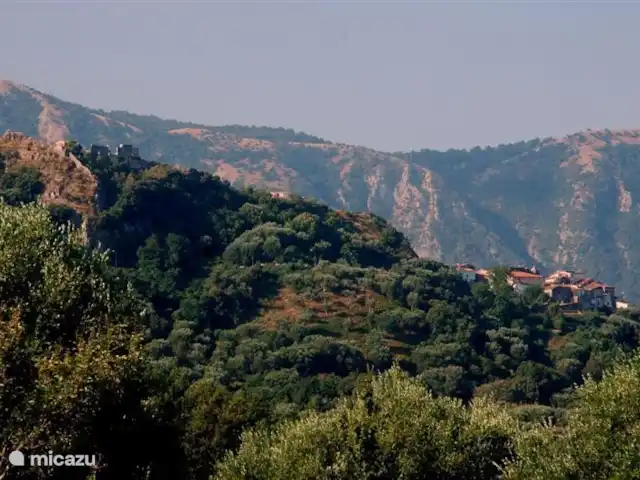 Valle degli Olivi | Italie, Campanie, Roccagloriosa - villa Vue depuis Valle degli Olivi sur le village voisin de Roccaglorisa.