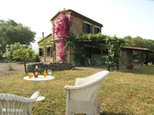 Valle degli Olivi | Italie, Campanie, Roccagloriosa - villa Divers sièges autour de la maison.