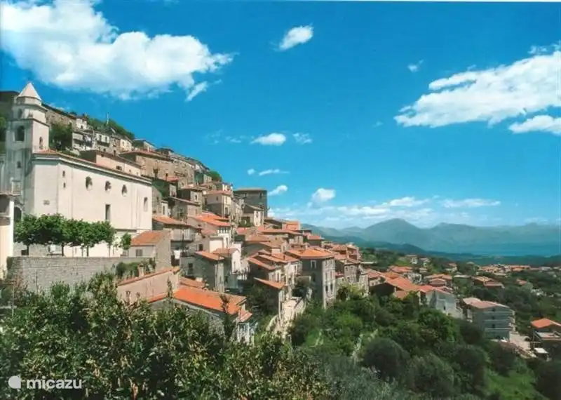 Auf der Spitze des Berges, so dass es leichter war, gegen eindringende Piraten zu verteidigen.