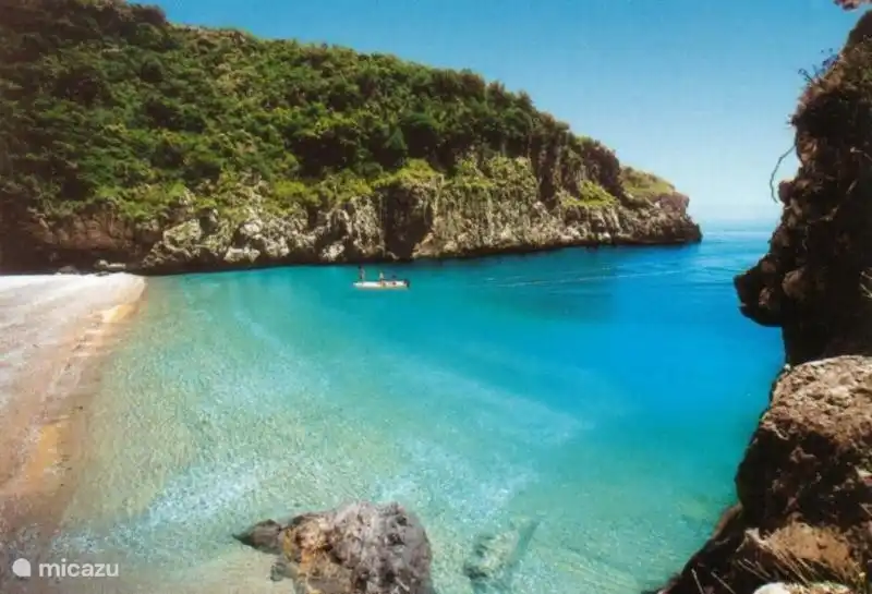 Einer der unberührten Strände der Küste Masseta