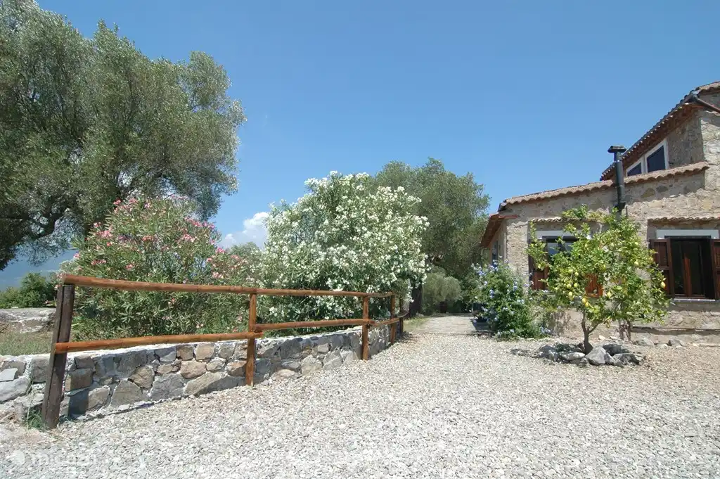 Ausreichend Parkplätze.