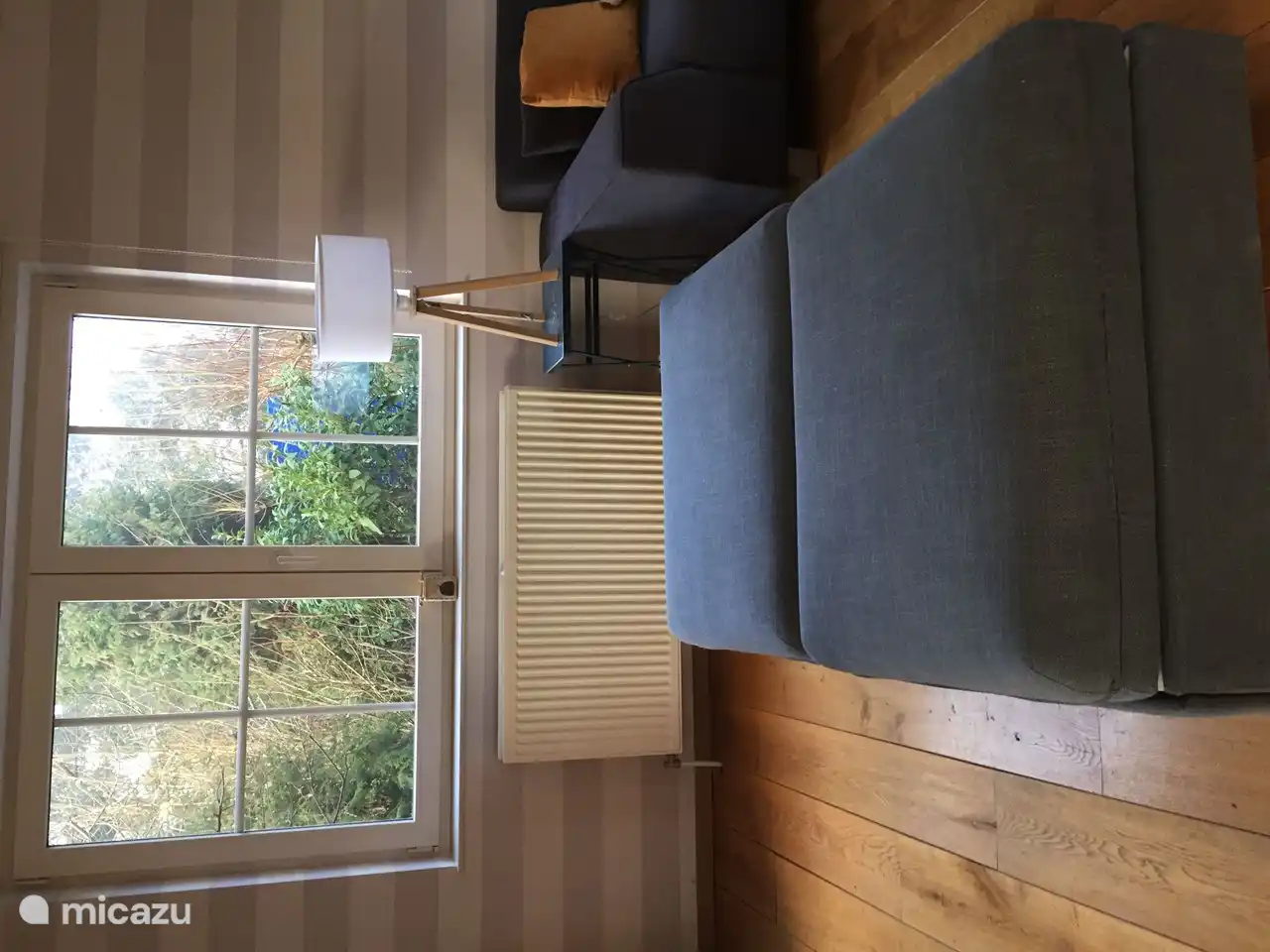 Die Sitze können in ein Bett umgewandelt werden.