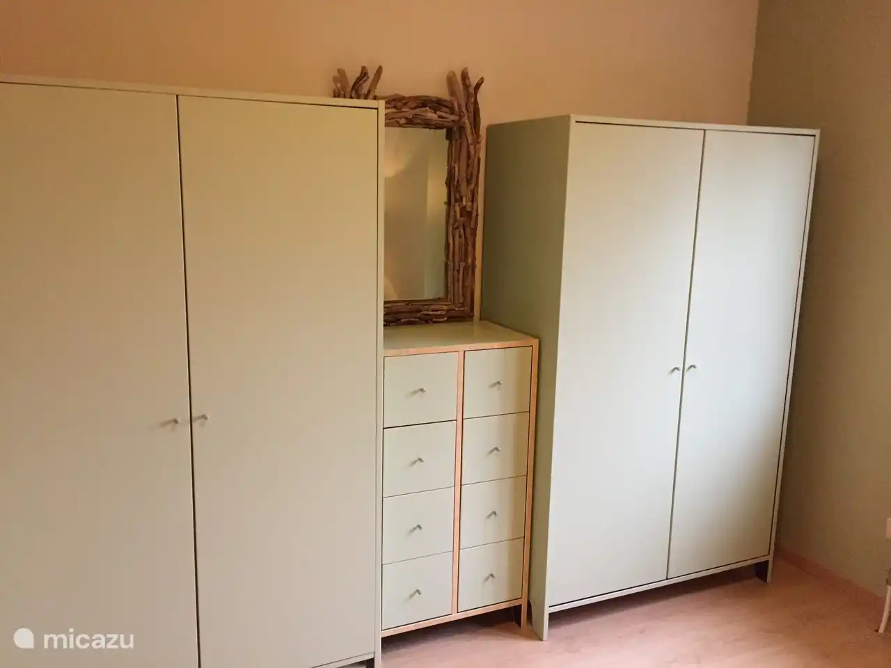 Kleiderschrank im großen Schlafzimmer.