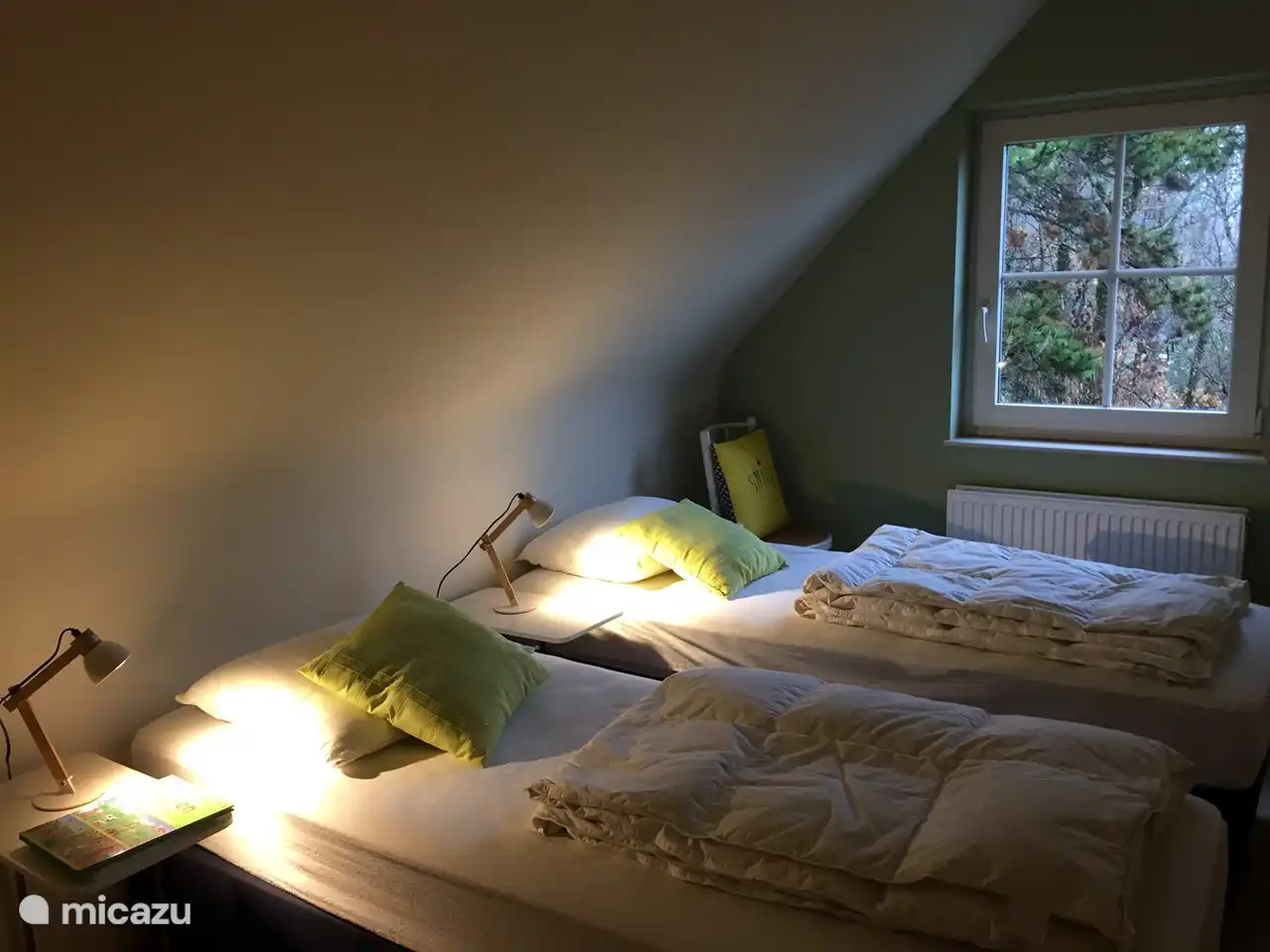 Zimmer mit Kleiderschrank und 2 Stühlen. Weniger Blick auf den Pool. Sie können Betten zusammenschieben.