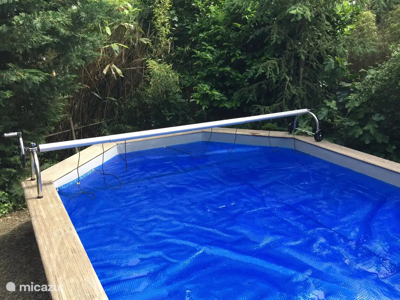 Das Schwimmbad wurde erneuert. Neue Plane und Zubehör. Auch neue Wärmepumpe.