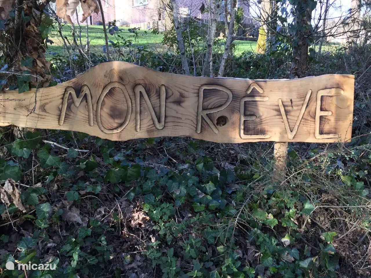 Am Eingang finden Sie den Namen des Hauses. Auf diese Weise können Sie es ein bisschen besser finden. Es gibt Parkplätze für 2 Autos.
