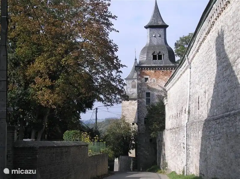 Nur 7 Minuten mit dem Auto von uns in einem wunderschönen Schloss Granhan
Bauernhof, und wenn man 300 Meter fahren hinunter eine schöne Erholung. mit
eine Terrasse auf der Ourthe.