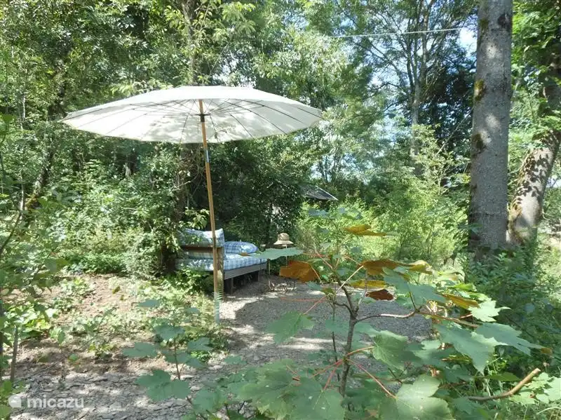 ein schöner Platz im Garten.