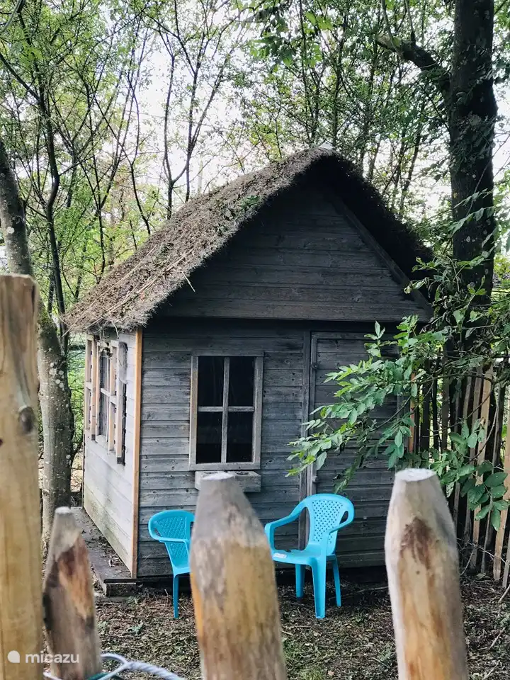 Im Garten befindet sich ein Spielhaus für die Kinder.