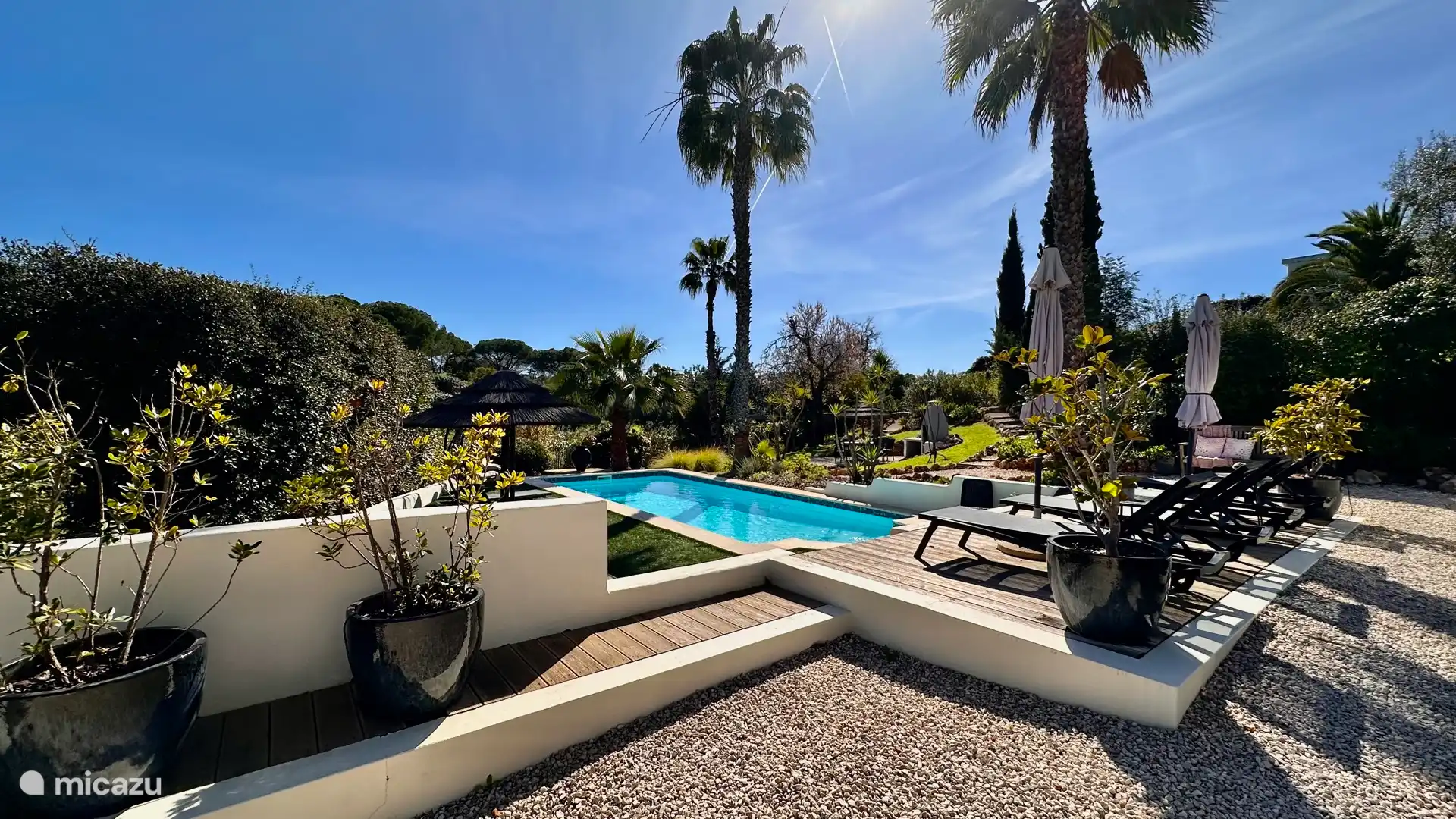 Garden with shared and heated swimming pool. With many places to enjoy.