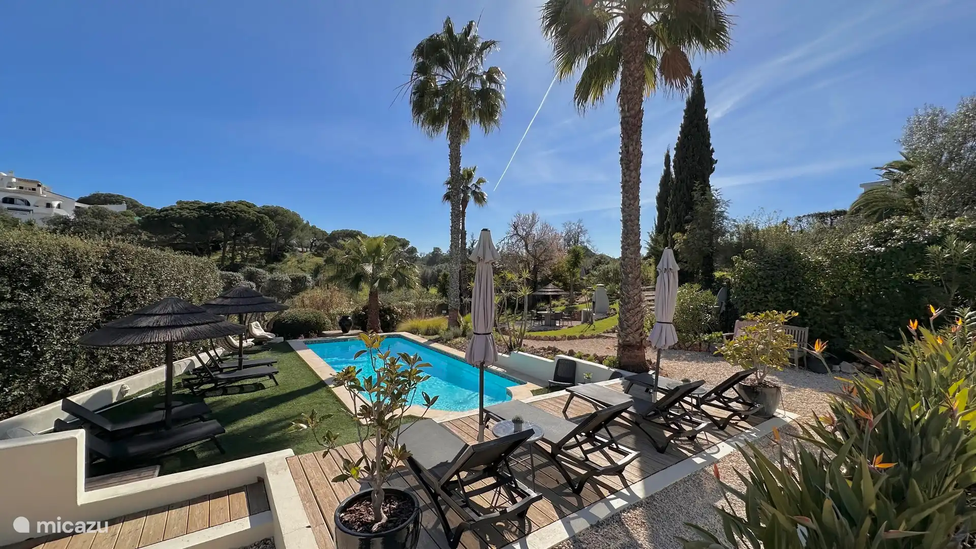 Garden with shared and heated swimming pool. With many places to enjoy.