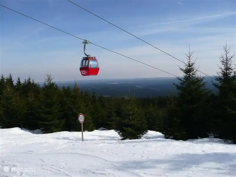 De Wurmbergseilbahn in Braunlage, met de lift omhaag en de ski's omlaag!