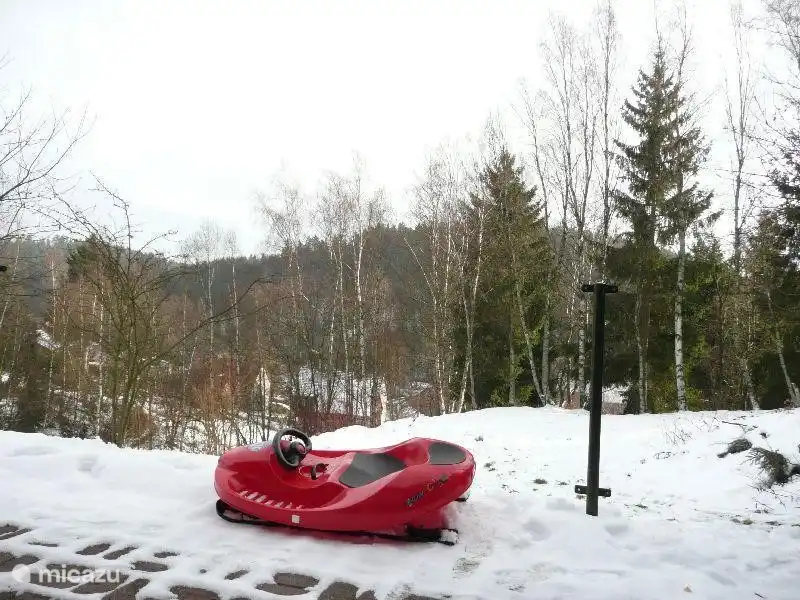 Met de slee op de sleehellingen of in de tuin