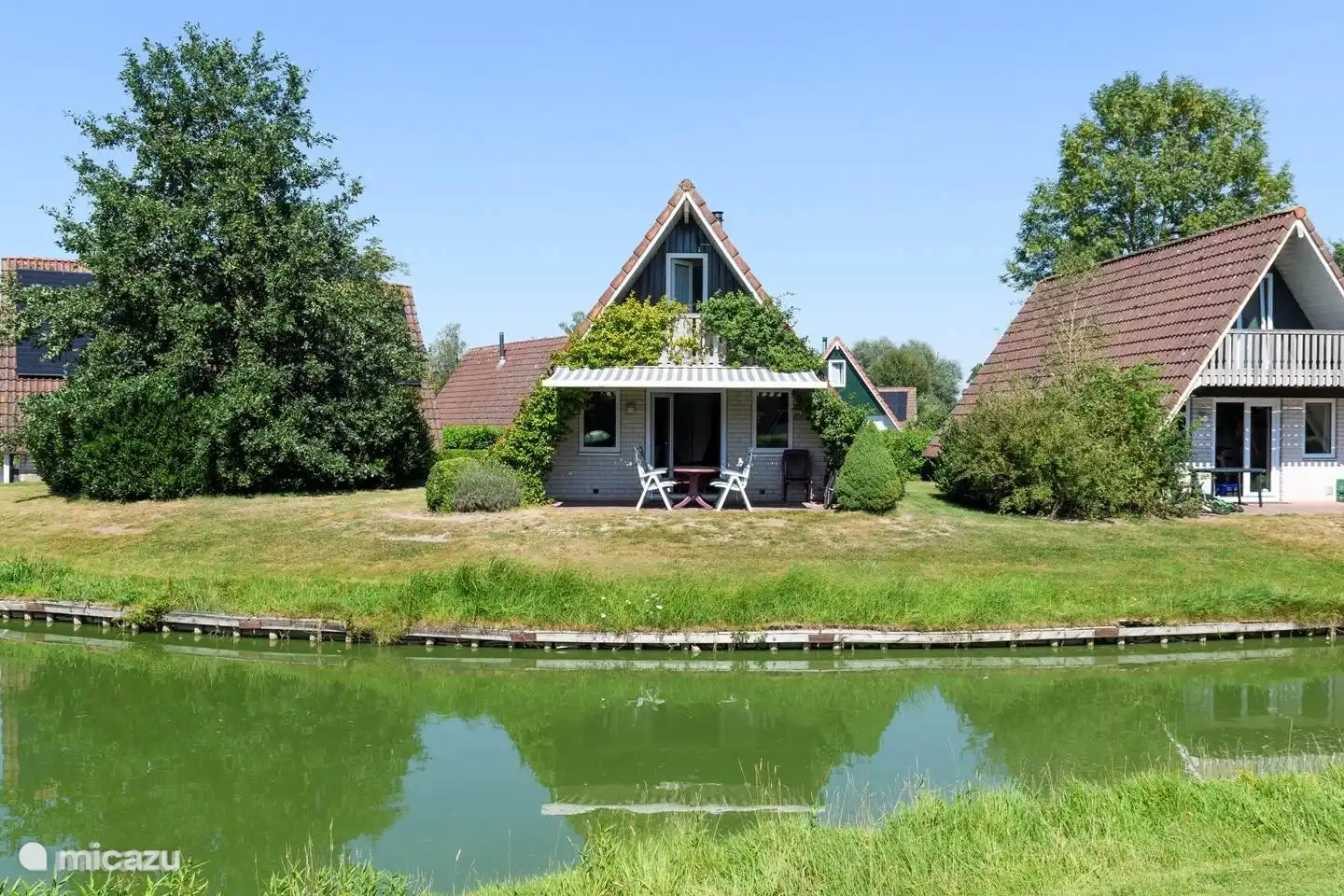 Die Vorderseite des Hauses, mit privatem Garten.