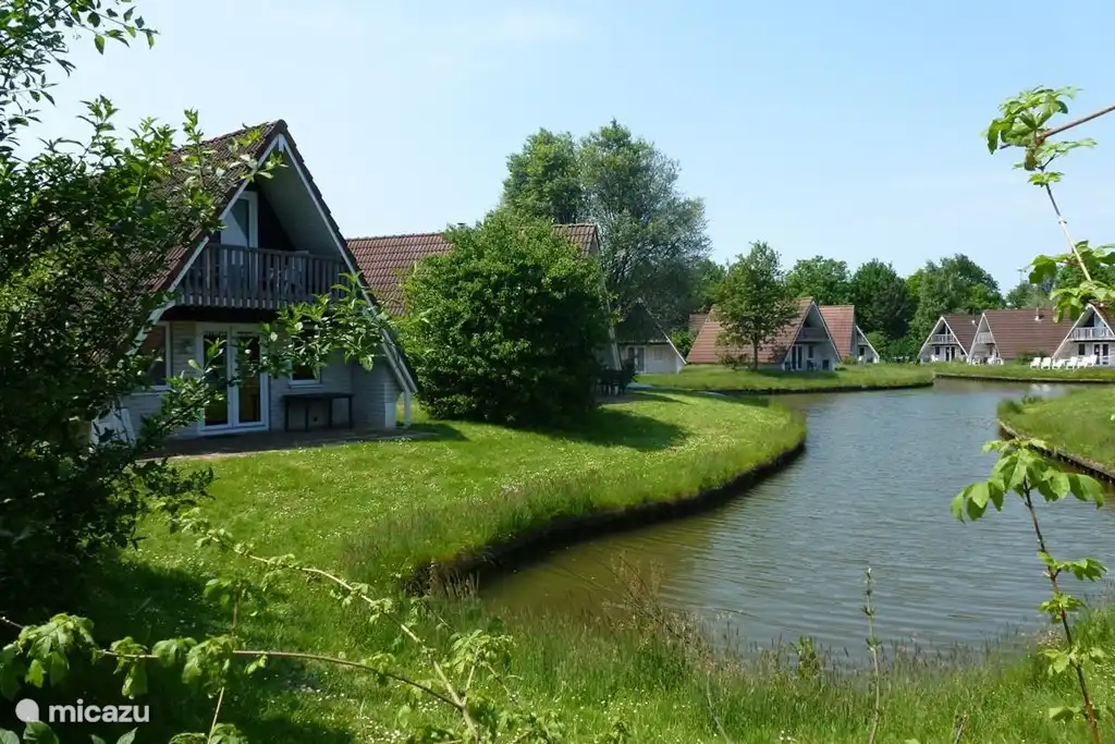 Das Ferienhaus ist sehr schön - und sonnig - am Teich gelegen