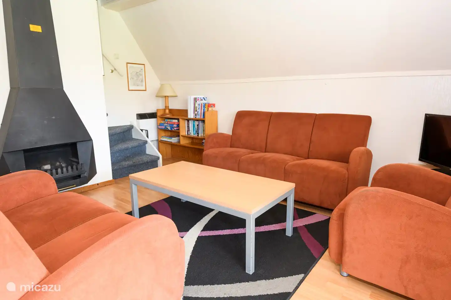 Im Wohnzimmer ein gemütlicher Kamin.