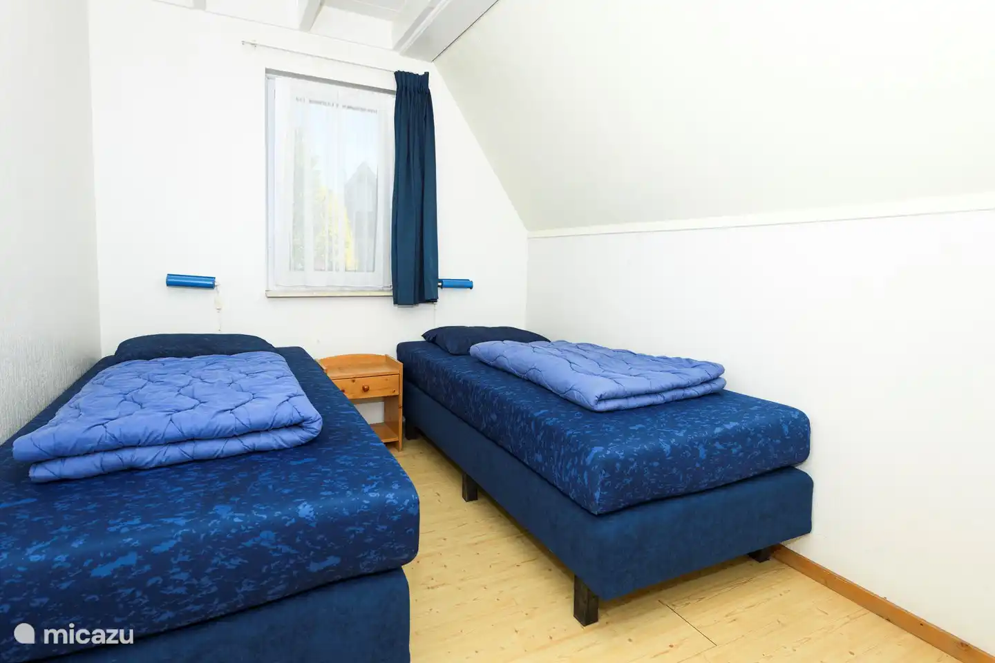 Das Schlafzimmer im Erdgeschoss mit Boxspringbetten.