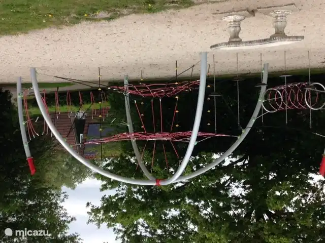 Spielfeld in der Nähe des Hauses