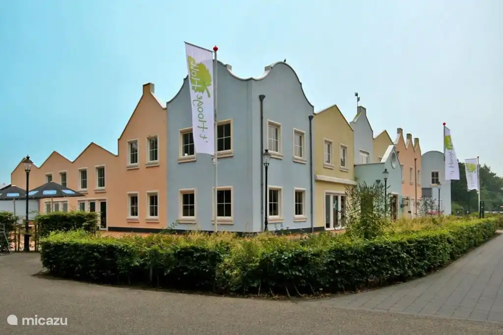 Das Hauptgebäude im Park umfasst Platz, Rezeption, Kinderspielparadies, Restaurant, Bowling, Snackbar, Fahrradverleih, Fitnessschule.