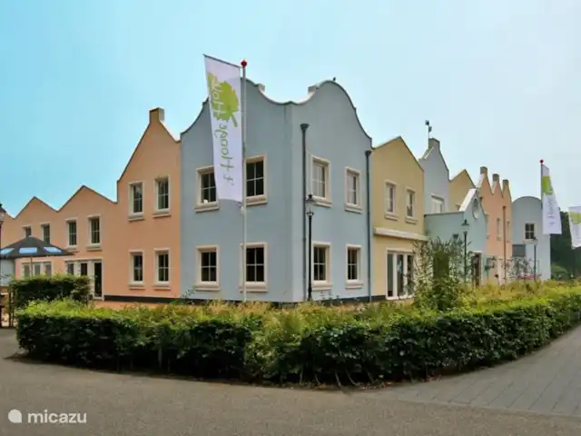 Vakantiebungalow Knus huren in Nederland, Overijssel, Gramsbergen - bungalow Het hoofdgebouw op het park, met onder meer plaza, receptie, kinderspeelparadijs, restaurant, bowling, snackbar, fietsverhuur, fitness-school.
