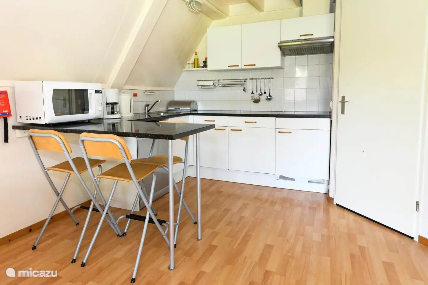 Die Küche verfügt über einen Geschirrspüler und Cerankochfelder.