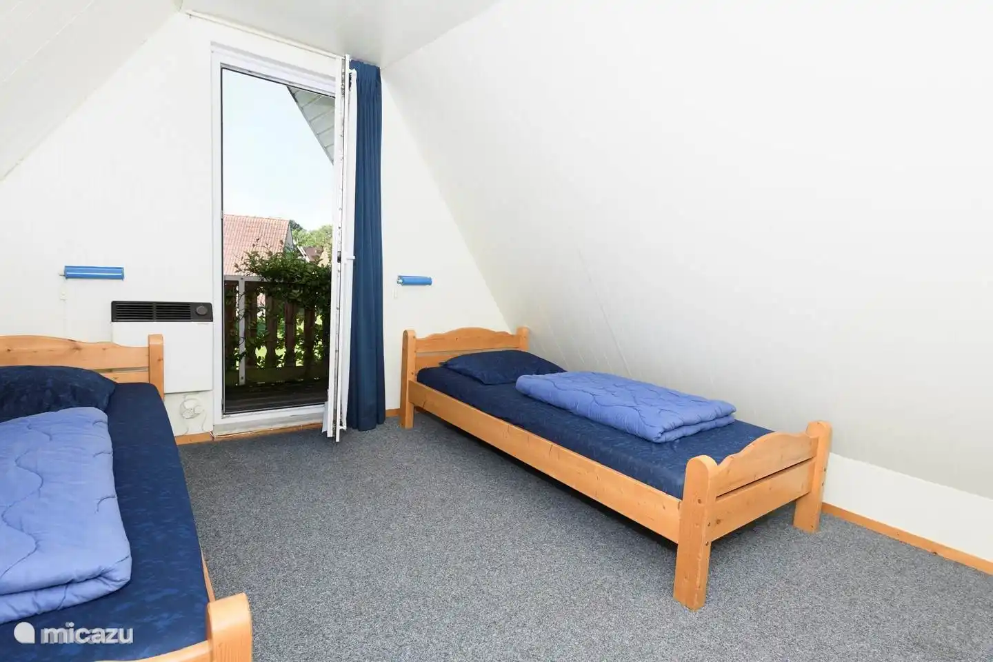 Dieses Schlafzimmer im ersten Stock verfügt über einen Balkon.