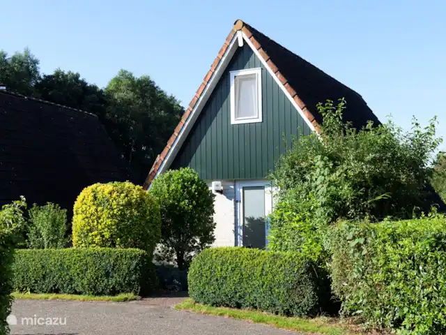 Vakantiebungalow Knus huren in Nederland, Overijssel, Gramsbergen - bungalow Het vrijstaande huisje met rondom planten en gras.