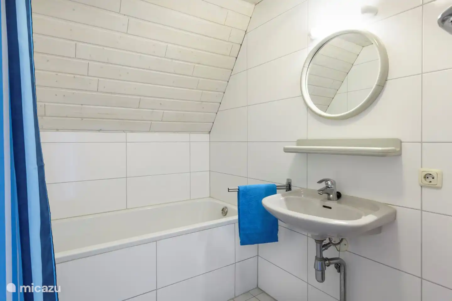 Im Erdgeschoss befindet sich ein ordentliches Badezimmer mit Badewanne und Dusche.