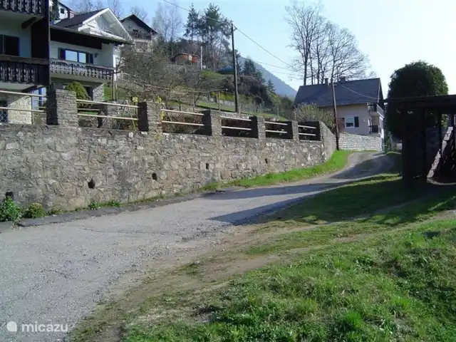 Maison Brunner | Autriche, Carinthie, Dobriach - maison de vacances environnement résidentiel; vue de l'allée menant à la maison