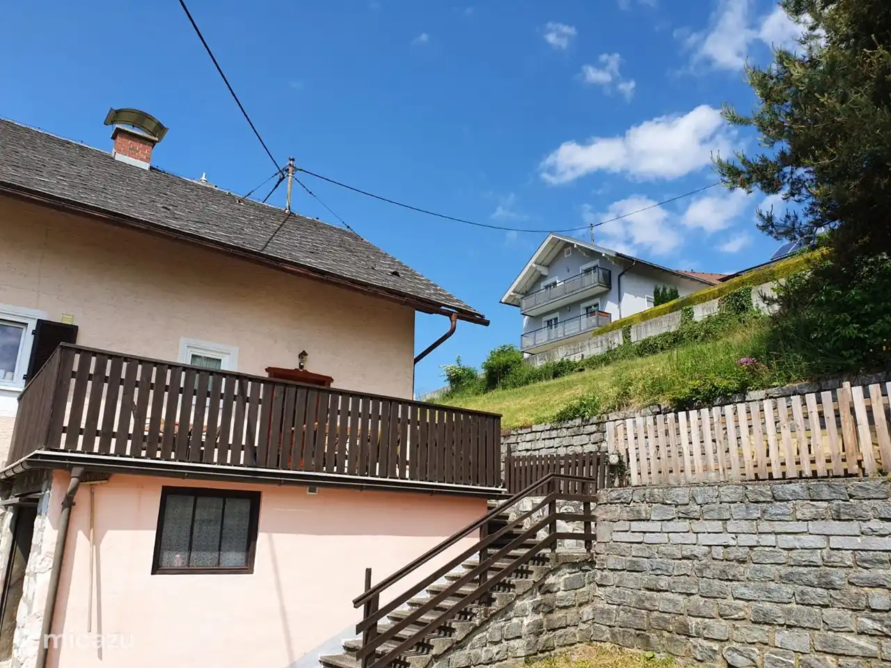 Blick vom Parkplatz auf die Rückseite des Hauses.