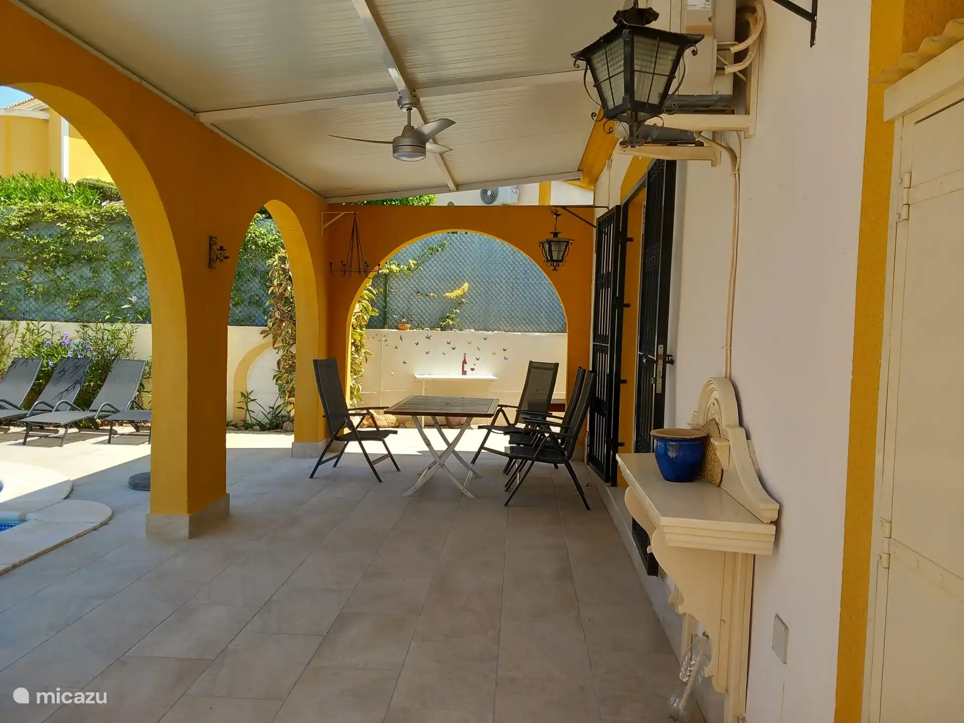 Het terras achter de woning,  volledig antislip betegeld, het is hier aangenaam zitten, om van uw drankje te genieten .....