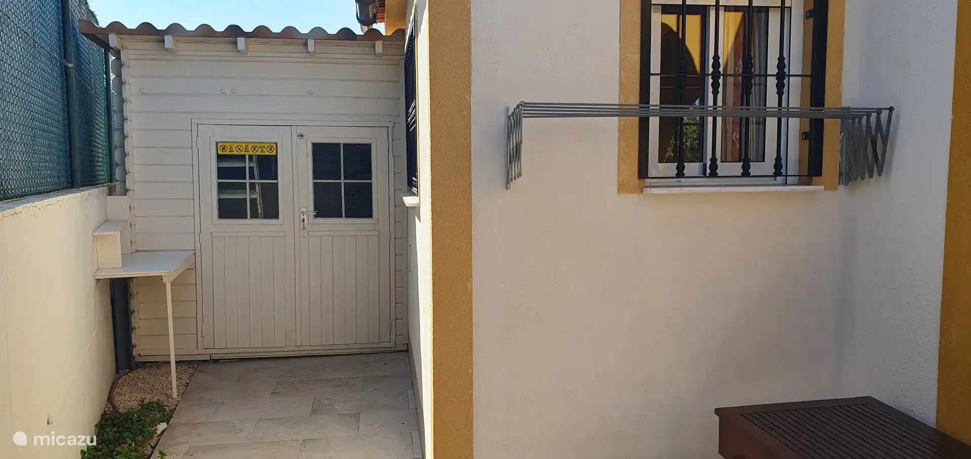 To the side of the utility room is the garden house/outdoor storage. A drying rack can be hung on the garden house. There are also pull-out drying lines on the wall of the utility room. 