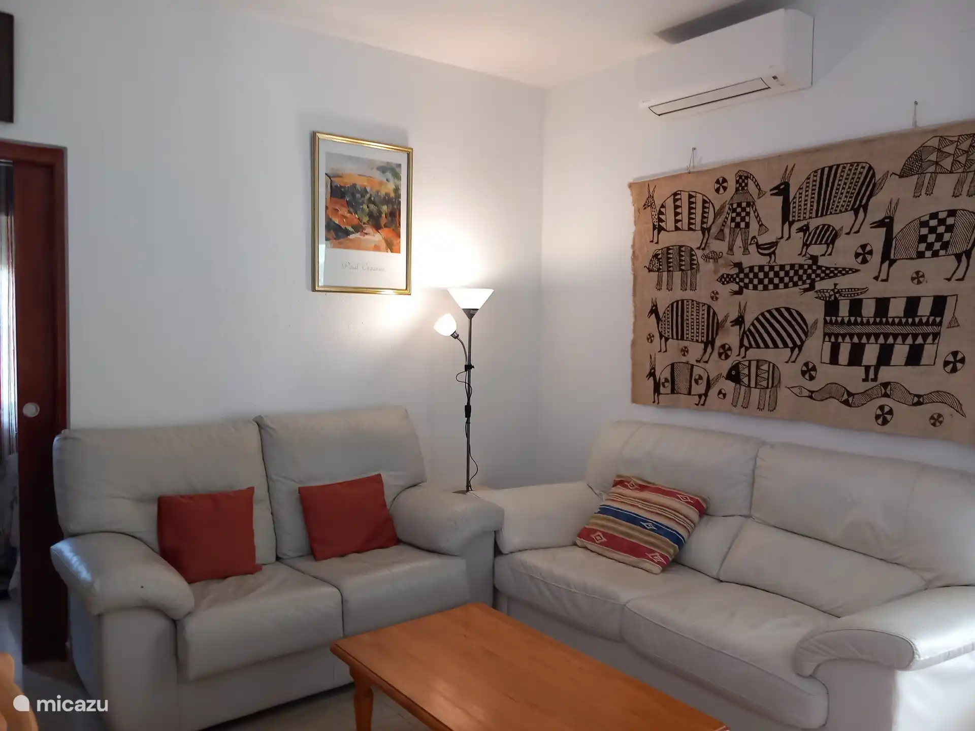 Zithoek met comfortabele 2- en 3 zits bank. In de woonkamer is airco voor zowel koeling als verwarming.