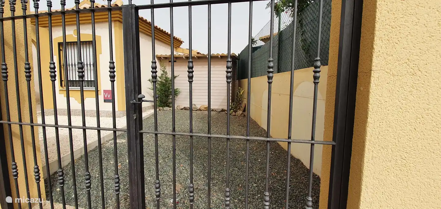 The back of outdoor storage room / garden house and parking space, seen from the street. In the meantime, the conifer and the ficus have grown considerably, pruning 2 times a year is always urgently needed ....