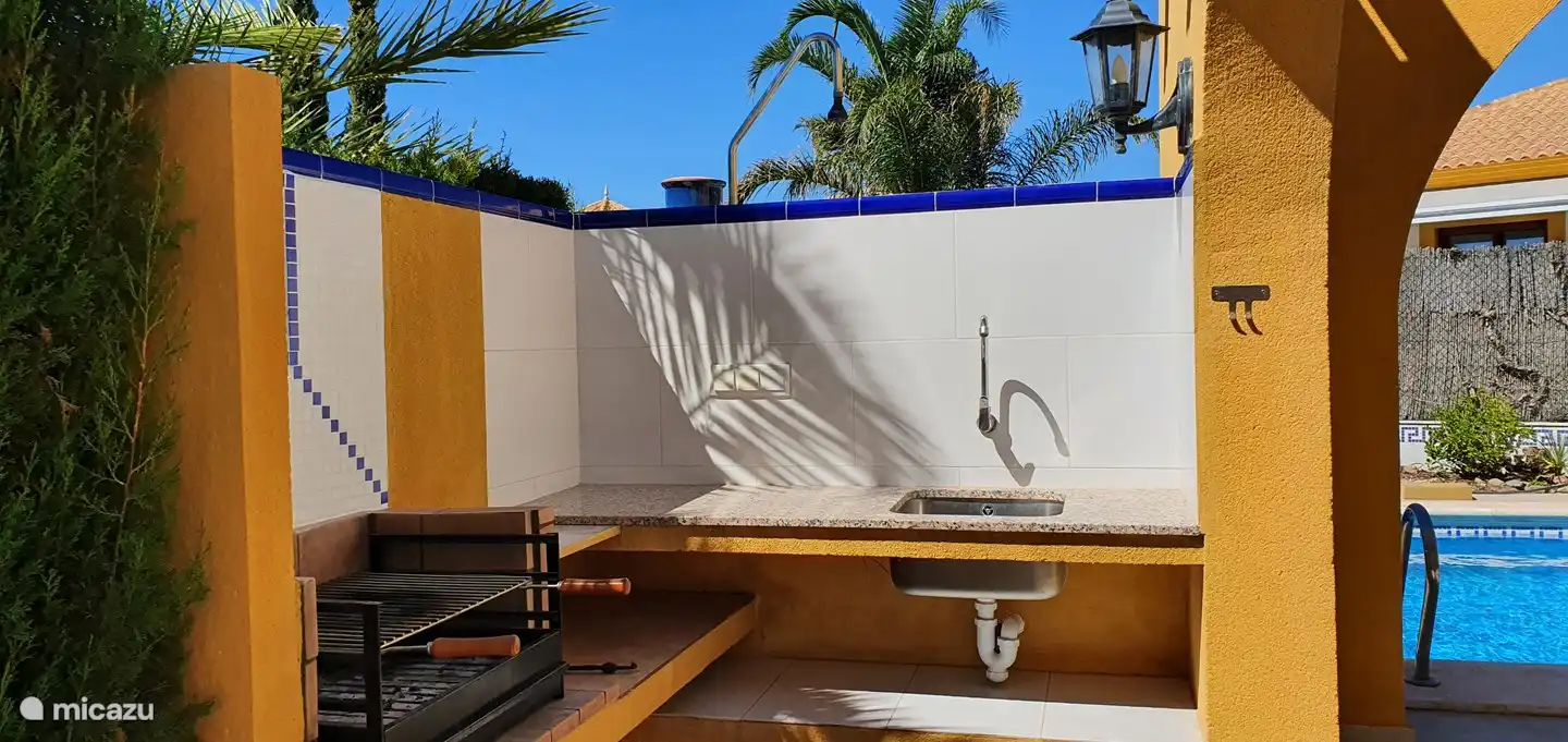 Outdoor kitchen with worktop, sink, electricity, lighting and BBQ with extra worktop