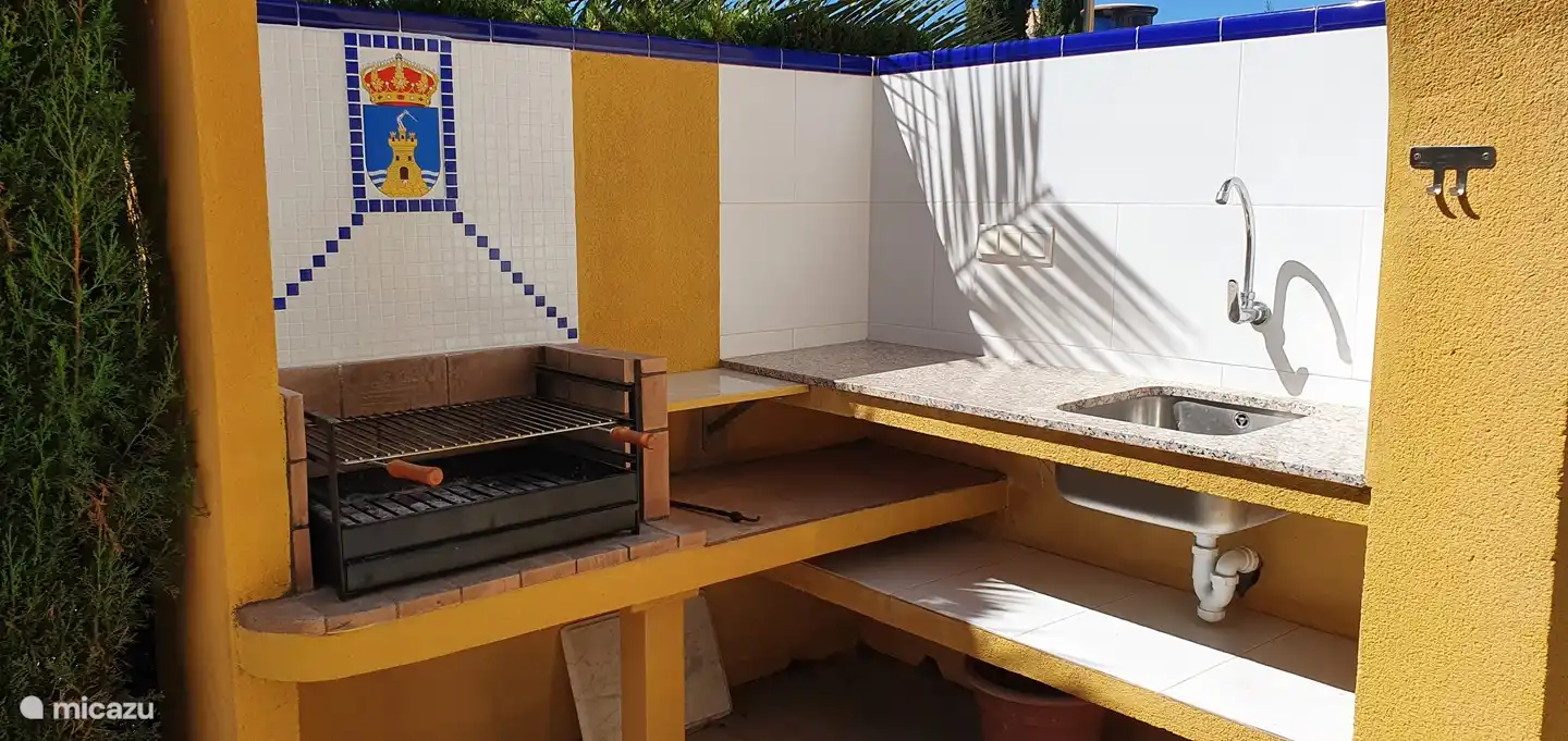 Outdoor kitchen
With BBQ, above which the coat of arms of Mazarron made in mosaic, autumn 2022
The stainless steel sink is smooth, to help animals that have fallen in, a climbing board can offer a solution