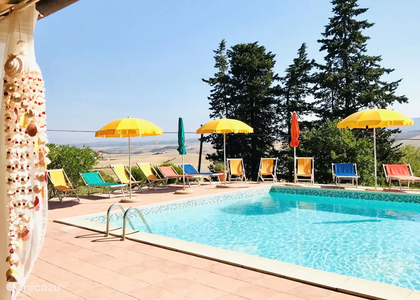 Rincón de sombra junto a la piscina