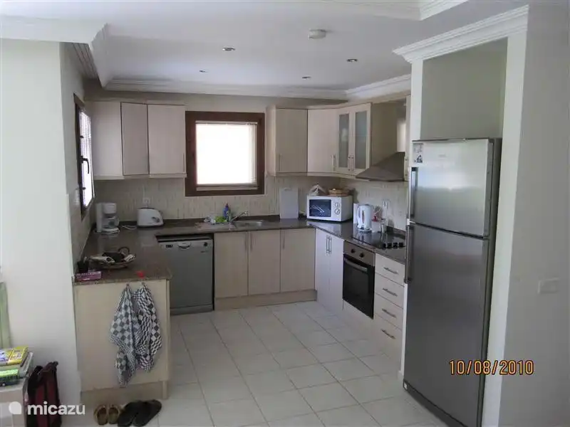 De keuken met alle (inbouw) apparatuur die thuis ook in de keuken te vinden is, plus in de trapkast nog een wasmachine.