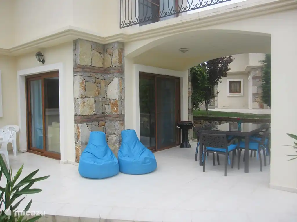 Op het terras is altijd een plek in de schaduw of in de zon te vinden.