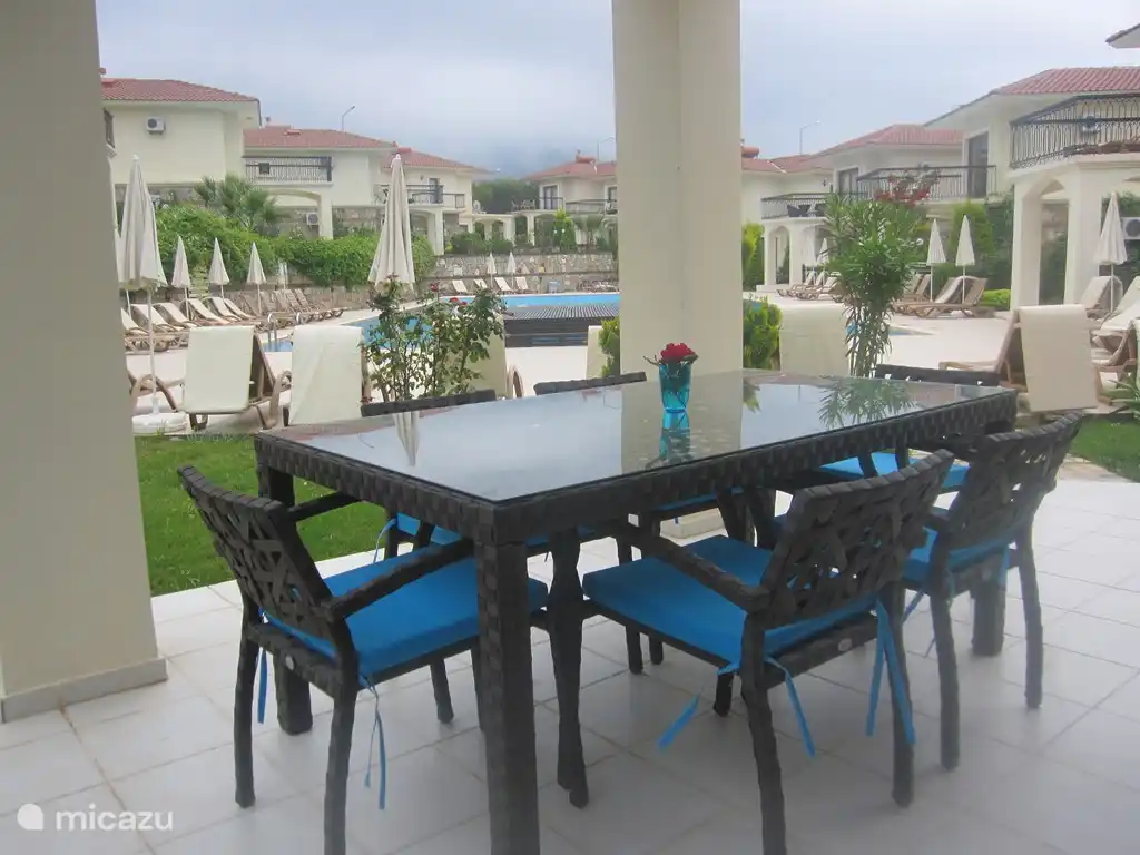 Ontbijten, lunchen en dineren op vijf meter van het heerlijke zwembad.