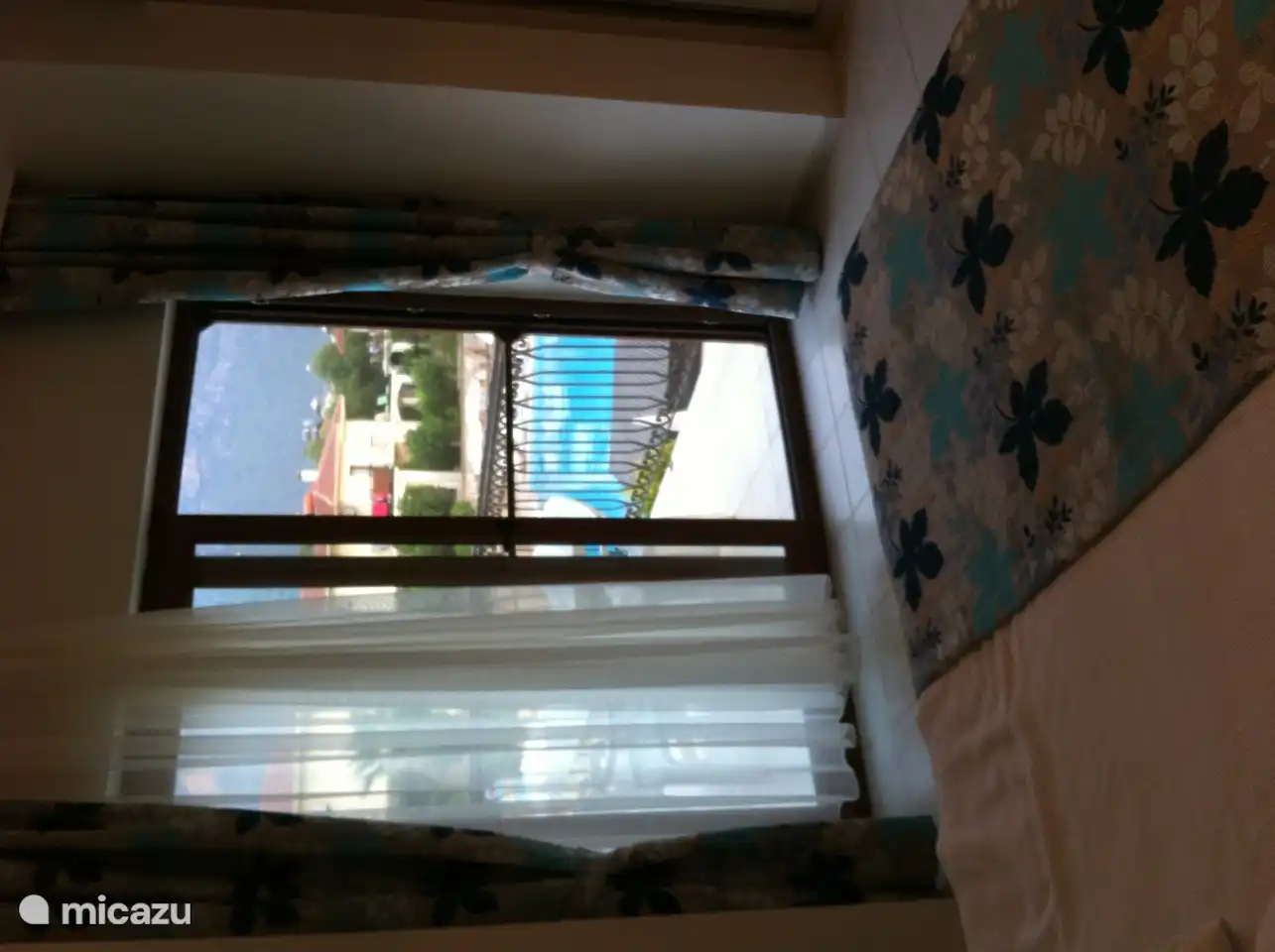 De master slaapkamer met schuifdeur naar het balkon.