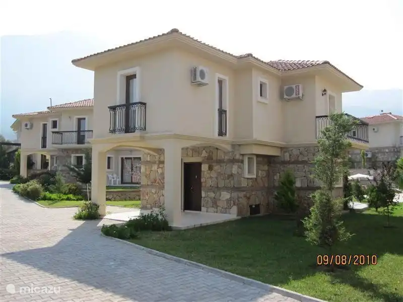 Voorkant met entree van de villa