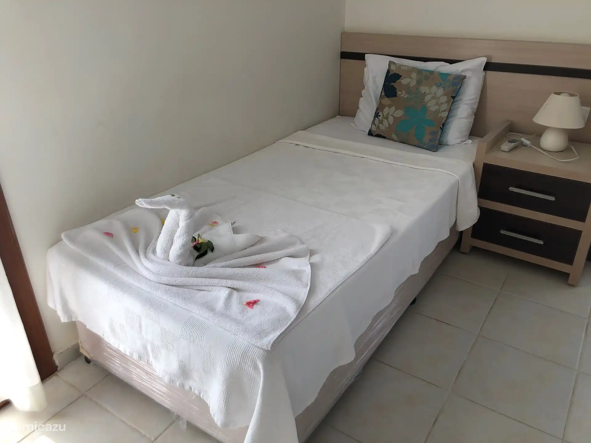 Slaapkamer met twee eenpersoons bedden.