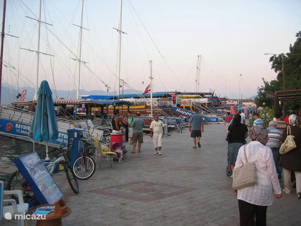 Flaneren langs de boulevard van Fethiye.